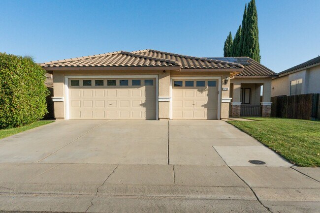 Primary Photo - Stunning 3 Bedroom 2 Bath Home