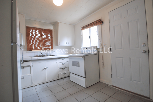 Building Photo - 738 E 200 N