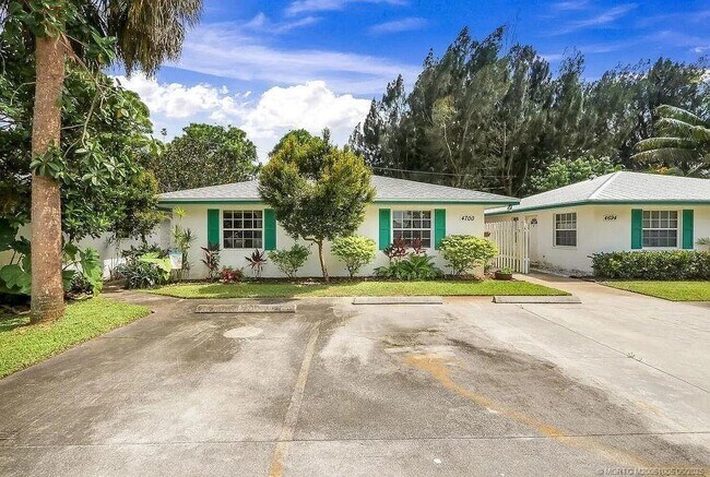 Primary Photo - 4700 SE Compass Way