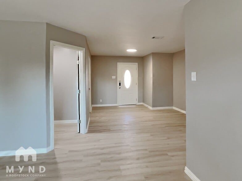 Building Photo - 204 E Ave C