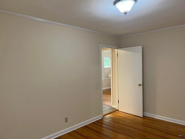 Building Photo - 230 Roycrest Dr