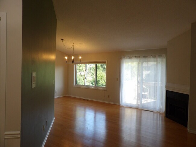 Building Photo - 2 Bed | 2 Bath Third Floor Condo
