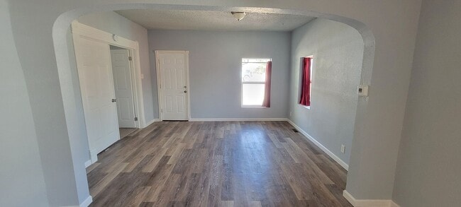 Building Photo - 2+ Bedroom home Near Downtown!