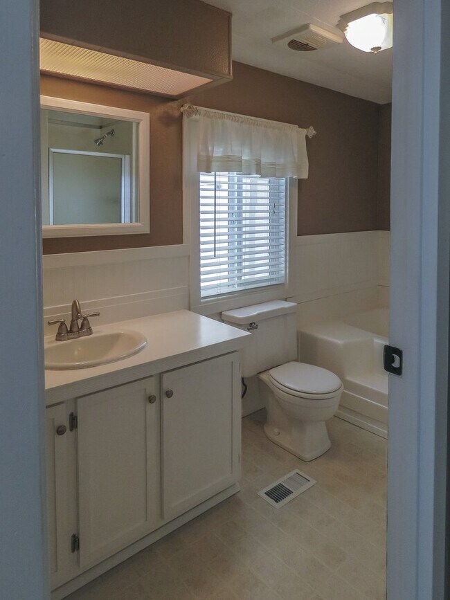 Building Photo - 3 bedroom 2 bath available in Century Meadows Park in Aurora !!