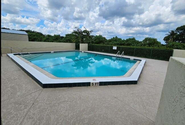 Building Photo - 750 SW Claudia Ave