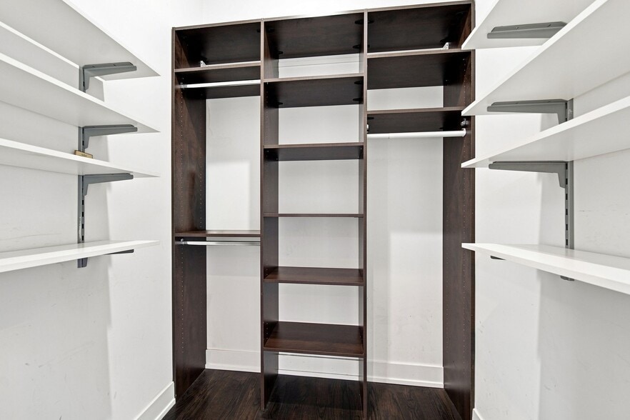 walk-in closet 2nd bedroom - 815 N Ashland Ave