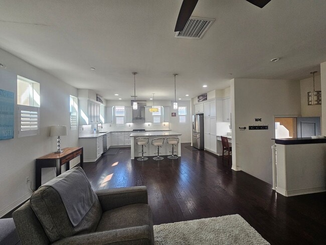 Building Photo - Gorgeous Stand Alone Town Home / Rolling Hills Golf Club is your Back Yard