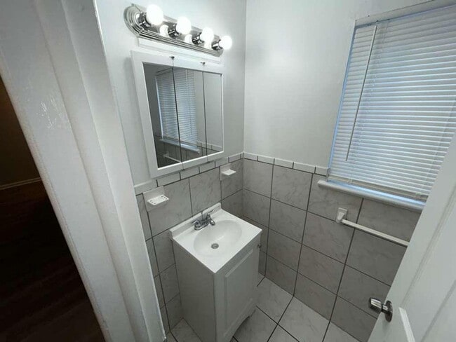 Building Photo - Colonial Ready For You