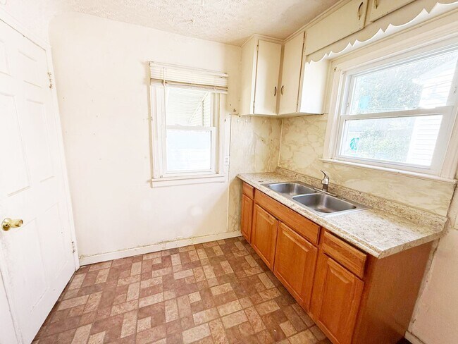 Building Photo - 3 BED 1 BATH BEAUTIFUL SINGLE FAMILY HOME ...