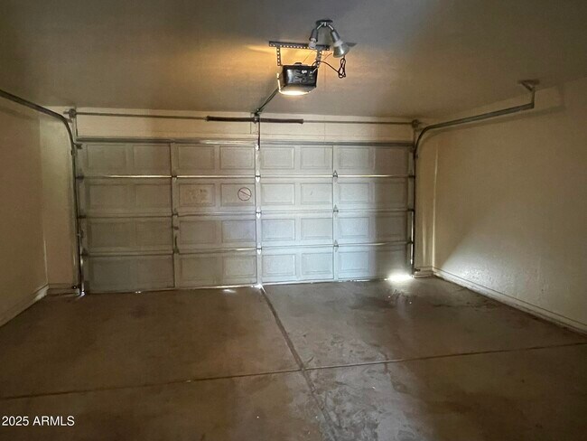 Building Photo - 6502 W Paradise Ln