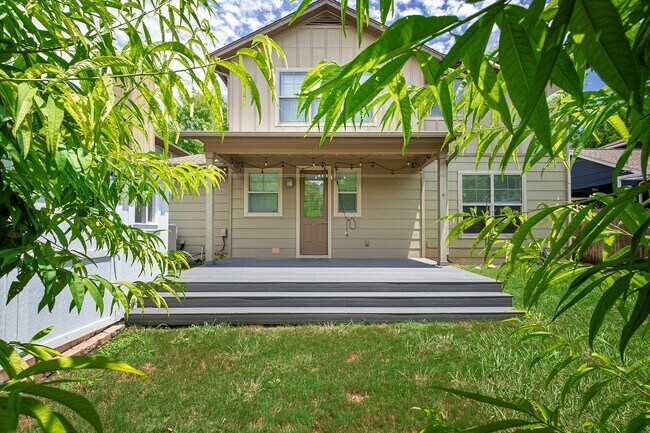 Building Photo - Beloved 3 Bedroom, 2.5 Bath Home in Brentwood