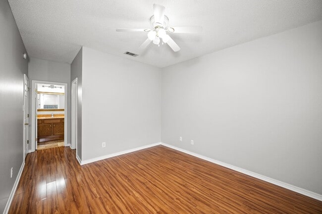 Building Photo - Great find in Foley Complex!