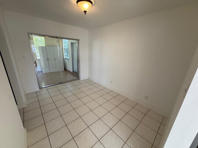 Building Photo - 6805 NW 75th Dr