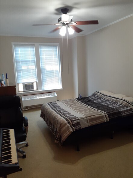 Bedroom - 6101 N Sheridan Rd