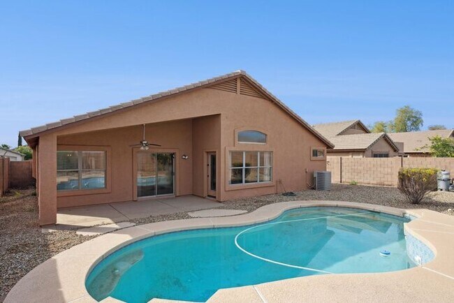 Building Photo - Very nice single level home with 4 bedrooms and 2 baths!