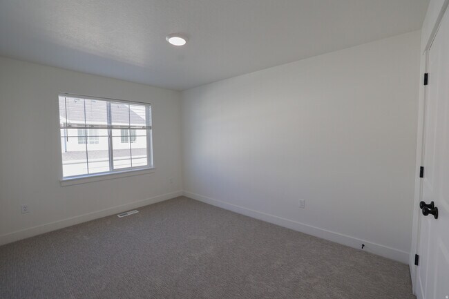 Building Photo - 271 W 690 N