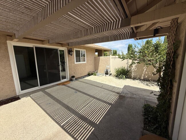 Building Photo - Charming 2 Bedroom Condo for Rent in Newhall!