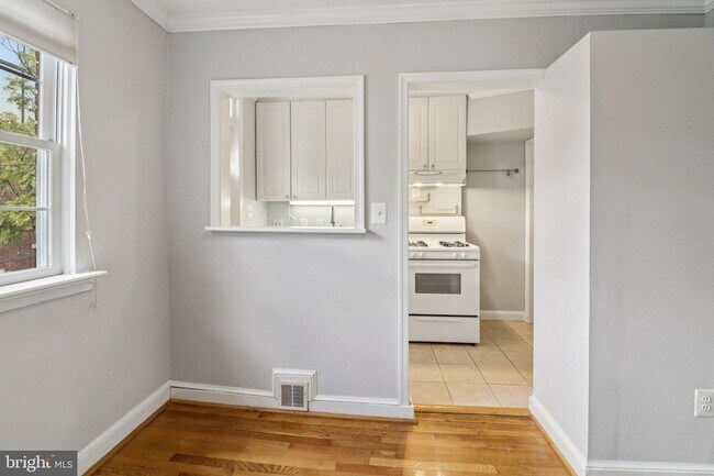 Building Photo - 250 Lynhaven Dr