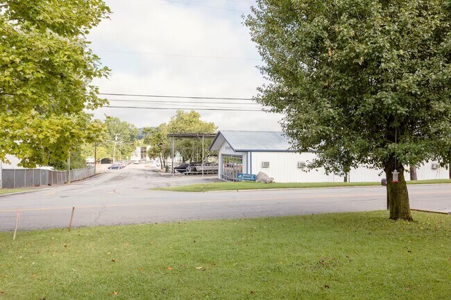 Building Photo - Ideal West Nashville Location!