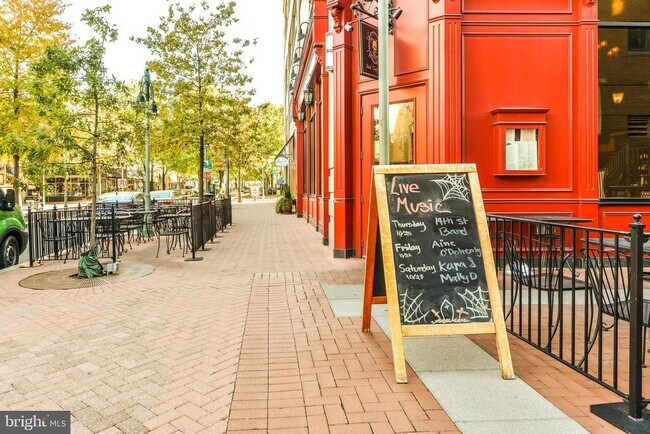 Building Photo - 2505 S Kenmore Ct