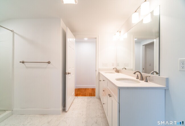 Building Photo - 1154 Poquonnock Rd