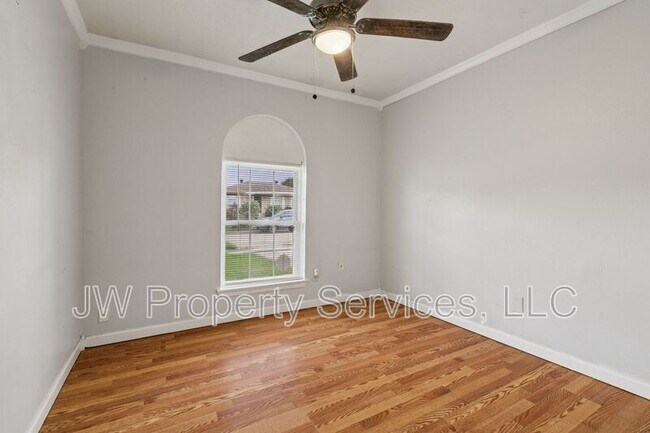 Building Photo - 5832 Segnette Dr