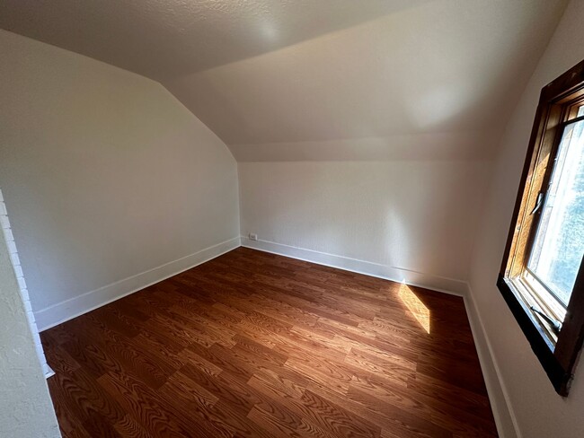 Building Photo - 3 Bedroom 2 Bath Single Family house with ...