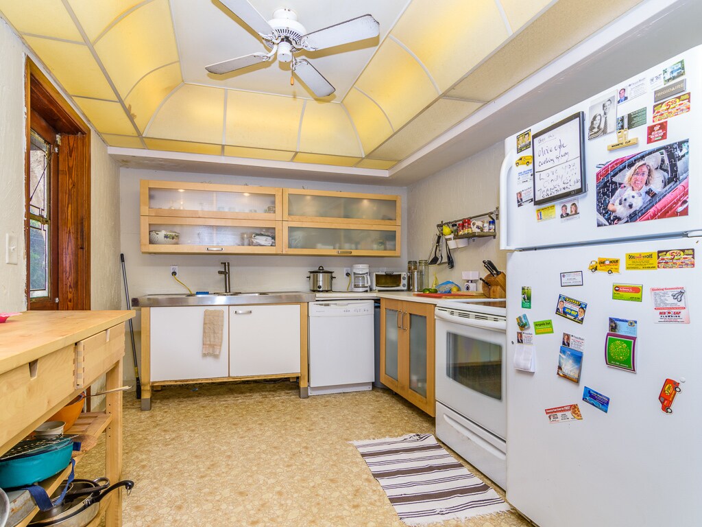 Building Photo - 3136 W EUCLID AVE N