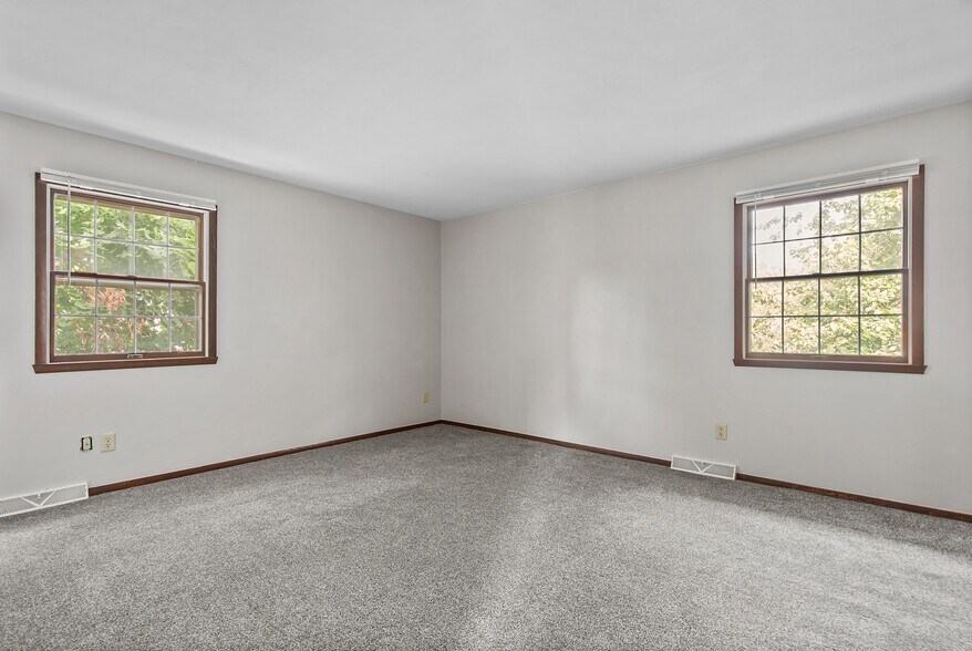 Master Bedroom - 1140 S Bluemound Dr