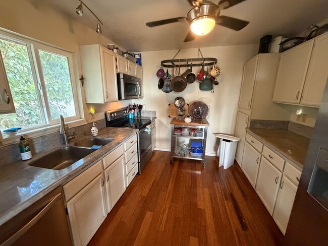 Building Photo - 2570 Hunakai St