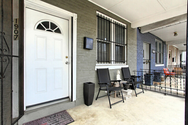 Building Photo - Two Bedroom Spacious Kingman Park Row Home!