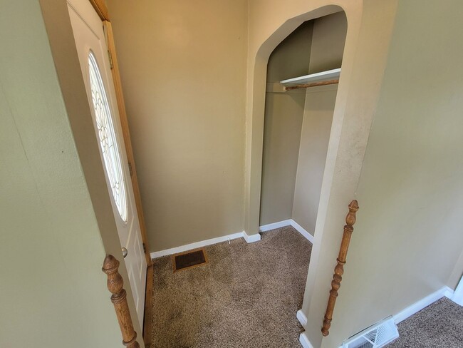 Building Photo - AVAILABLE JUNE - 5 Bed/2 Bath Home Close To Campus!