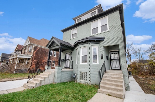 Building Photo - Lower Unit - Newly Constructed - 2 bed/2 b...