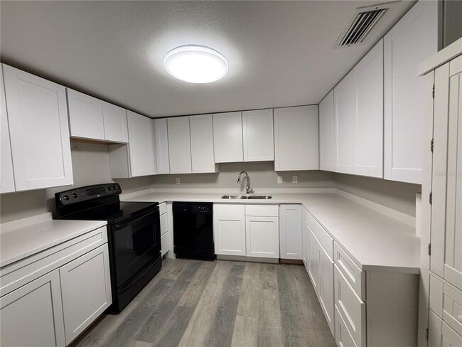 Building Photo - 421 E Warren Ave