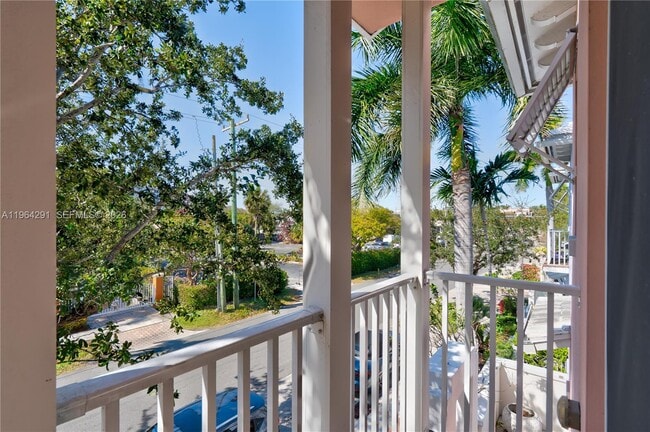 Building Photo - 912 NE 17th Way