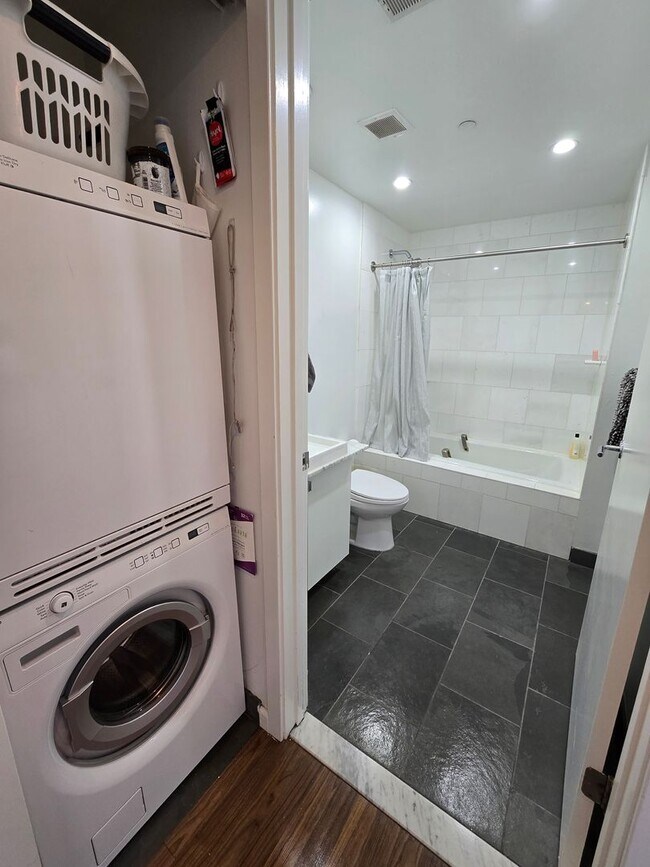 Building Photo - Beautiful bright HUGE 2 bed 2 bath with gr...