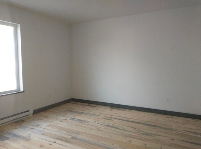 Building Photo - 10 Diane Rd