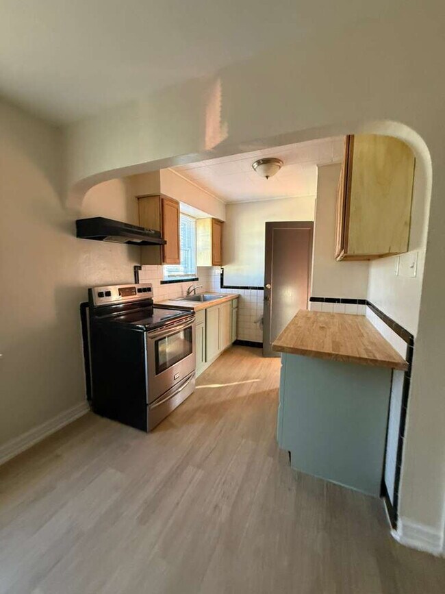 Building Photo - "Charming 3-Bedroom, 1 bath Riverview Retreat with Hardwood Floors & Unfinished basement!"  Ready...