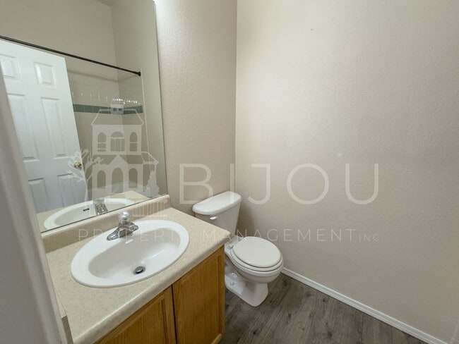 Building Photo - Van Buren Townhome