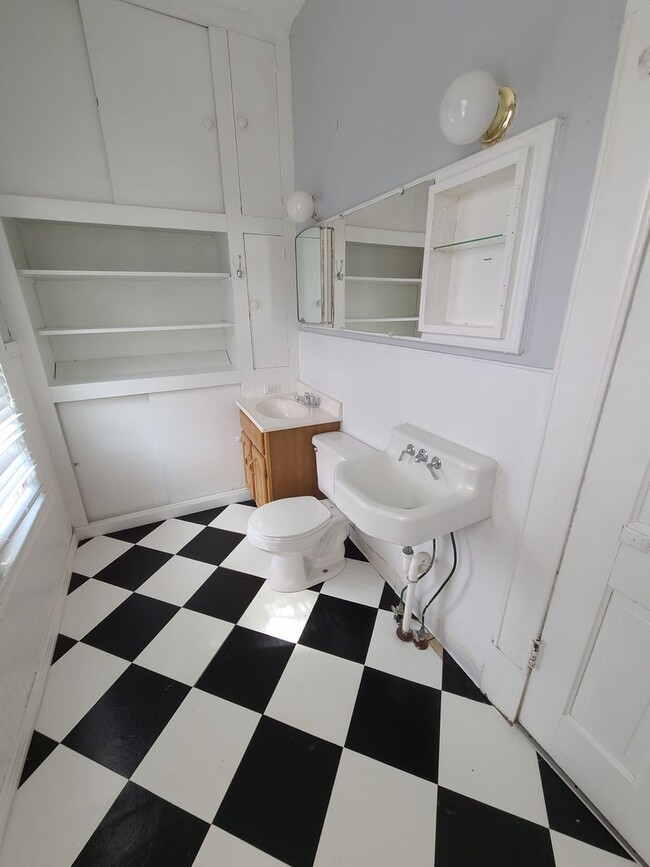 Building Photo - 2 Bedroom with Shed