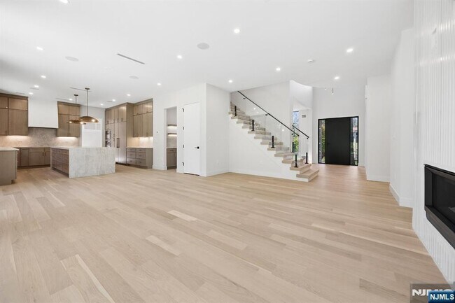 Building Photo - 242 Hardenburgh Ave