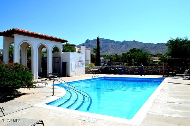Building Photo - 6201 Escondido Dr