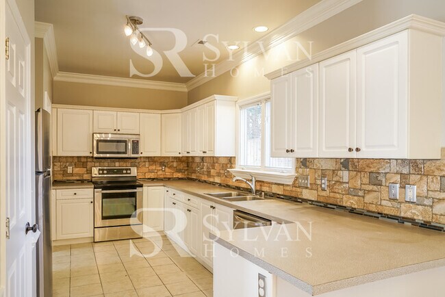 Building Photo - Enjoy Relaxation & Sophistication in this ...