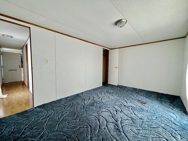 Building Photo - Available Now! 3 Bedroom 2 bath unit