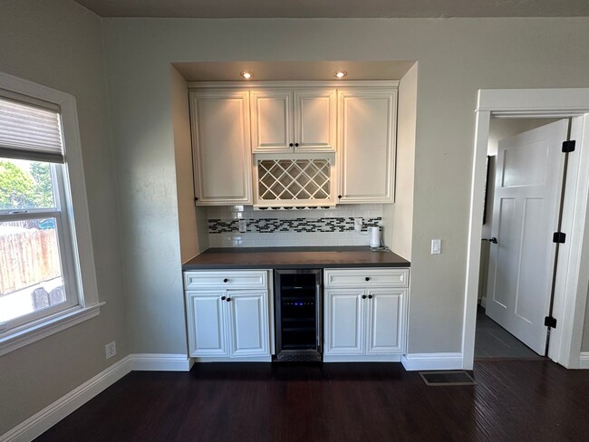 Building Photo - Beautifully Renovated 5 Bedroom Midtown Home