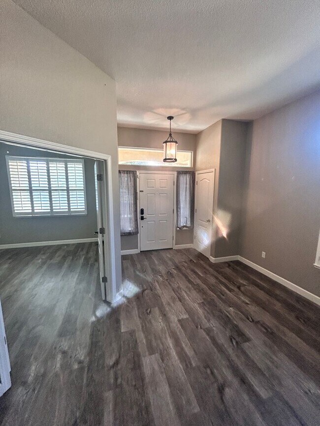 Building Photo - Beautiful 4 bed 2 bath