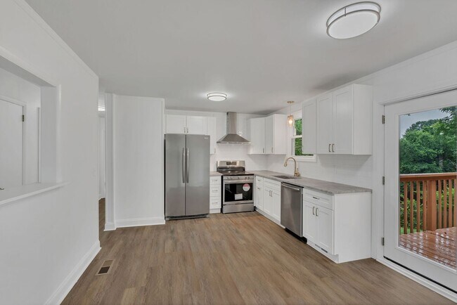 Building Photo - Incredible Fully-Updated 3 Bedroom Home wi...