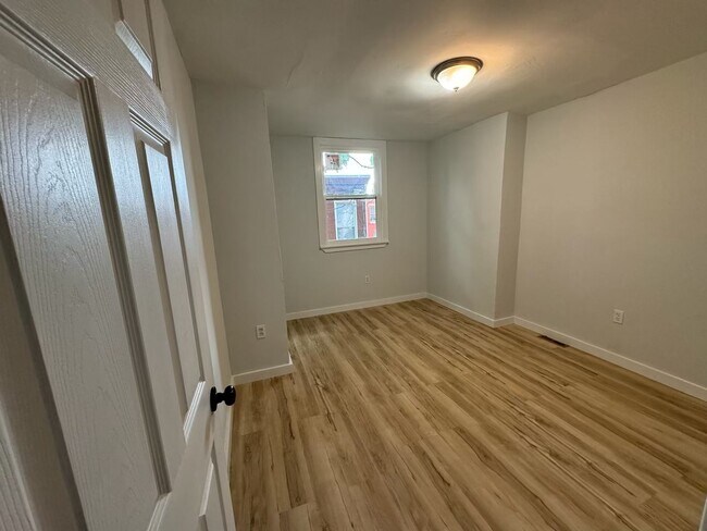 Building Photo - Freshly Updated 3bd/1bath House! Section 8 ONLY!