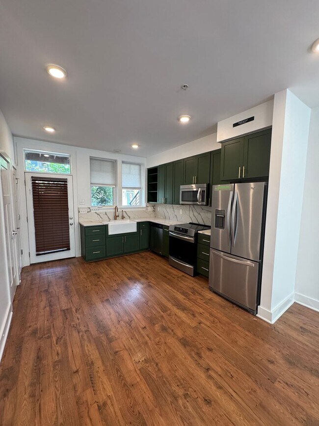 Building Photo - Beautiful 2 bed /1 bath condo in desirable Germantown - walking distance to coffee shops, restaur...