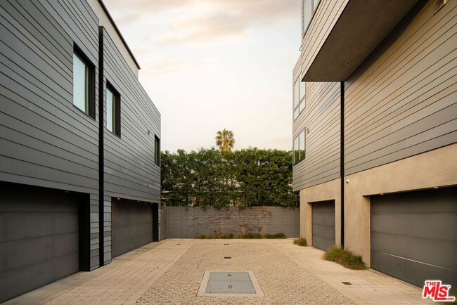 Building Photo - 927 Hyperion Ave